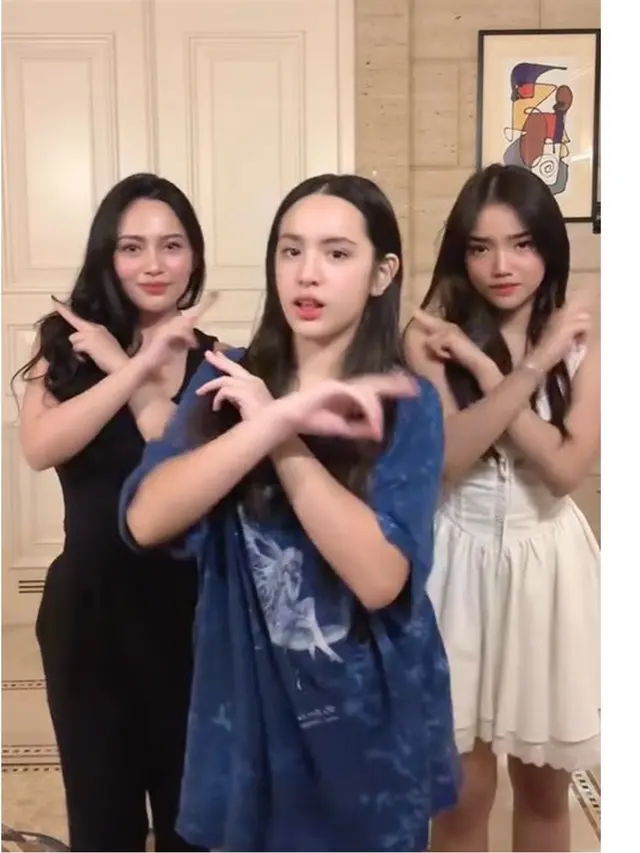 Ngaku ngefans, ini 7 momen Mikhayla anak Nia Ramadhani TikTokan bareng Fuji, parasnya bak seumuran