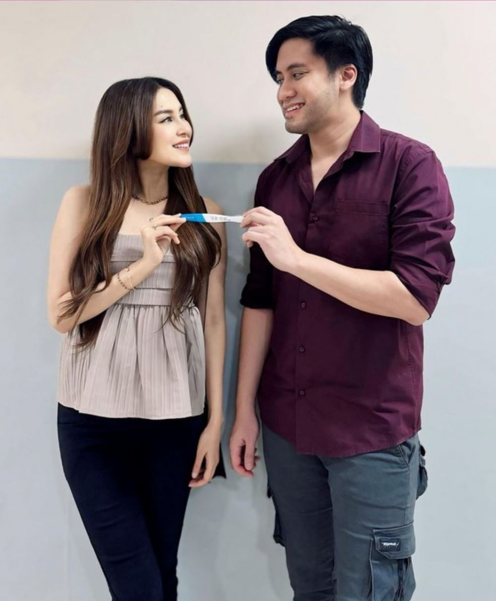 Buah sabar menanti anak pertama, 7 momen bahagia Kevin Aprilio umumkan istri hamil usai 4 tahun nikah