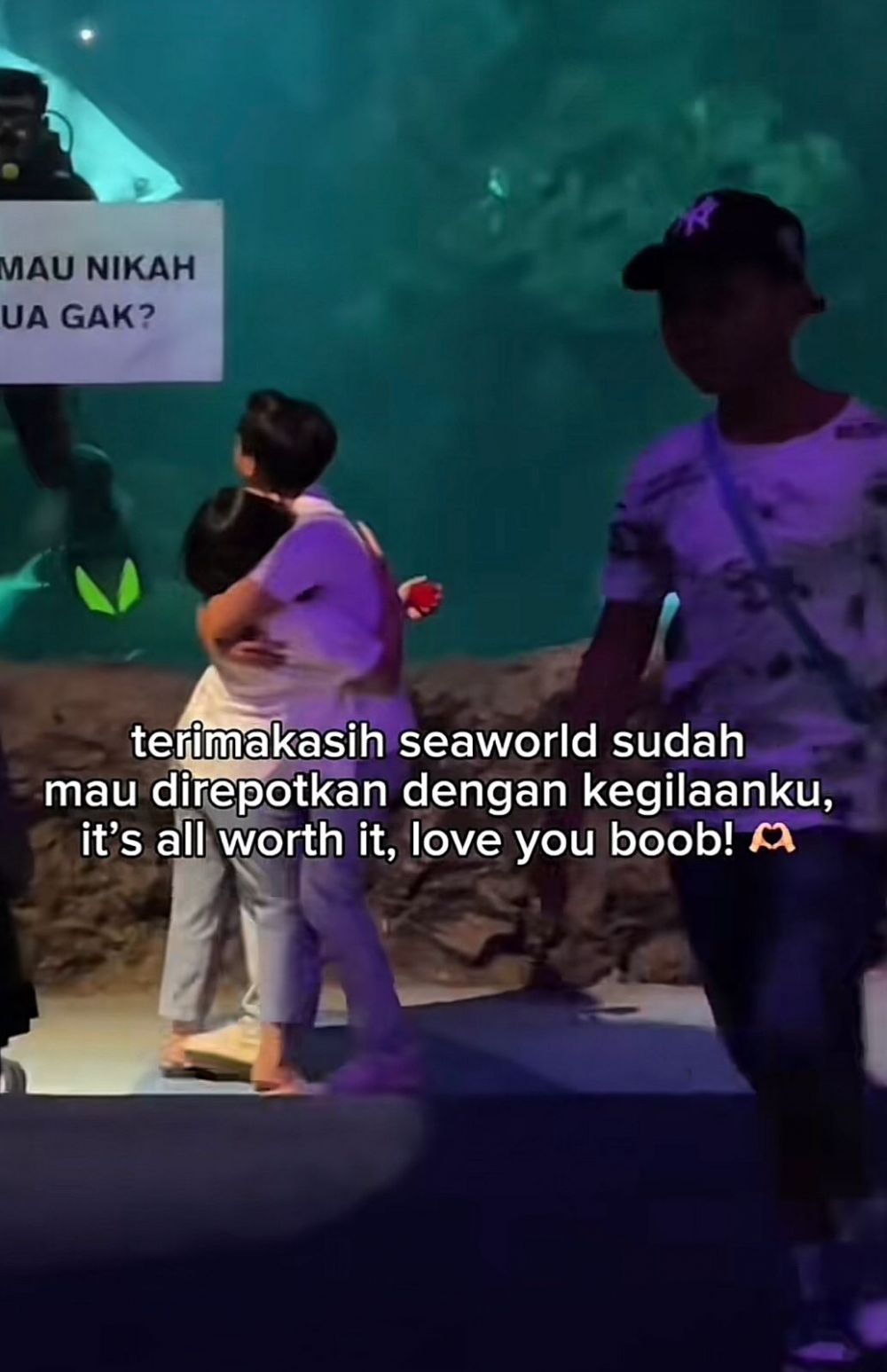 Berani beda, momen wanita lamar pacarnya di SeaWorld ini tuai pro-kontra
