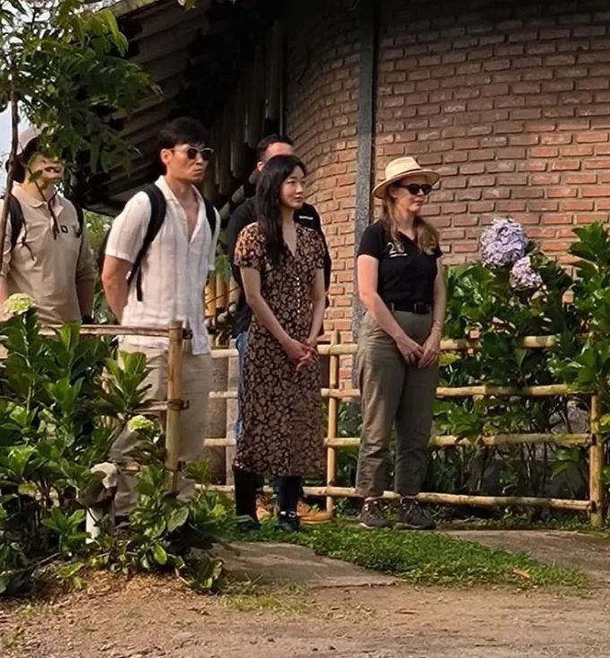 9 Potret Kim Go-eun jalani syuting iklan di Garut Jawa Barat, pesona cantiknya bak teteh Sunda