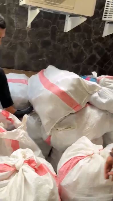 Penampakan uang Rp1,5 miliar yang rusak dalam karung ini bikin lihat dua kali, begini penjelasannya
