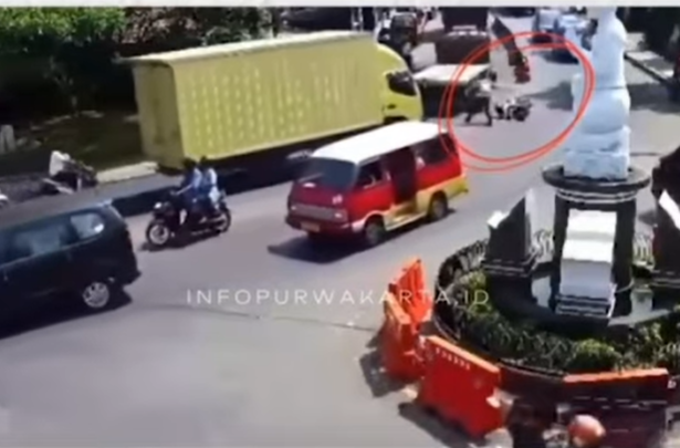 Viral pemotor jatuh terlindas truk saat distop polisi di Purwakarta, ortu korban justru minta maaf