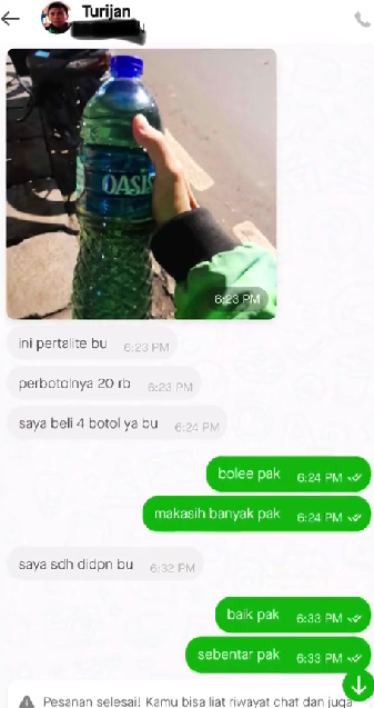  Momen wanita panik mobilnya kehabisan bensin ini langsung pesen ojek online, jadi pahlawan dadakan