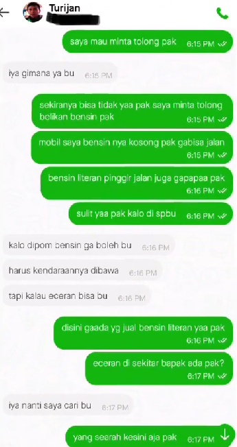  Momen wanita panik mobilnya kehabisan bensin ini langsung pesen ojek online, jadi pahlawan dadakan