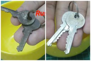 Bukan diamplas, ini trik hilangkan noda karat pada kunci cukup direndam pakai 3 bahan dapur