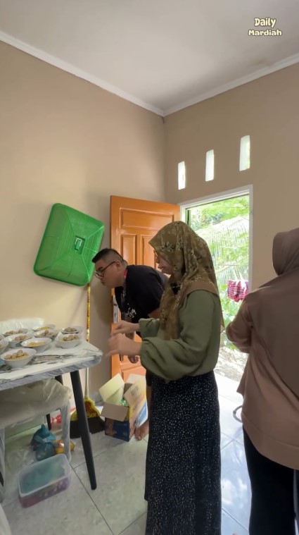 Jadi satu dengan tempat cuci baju, 9 potret dapur keluarga Manurung sederhana tapi penataannya apik