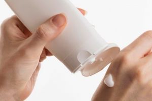 Hasil langsung terlihat, trik bikin kulit putih ini cuma pakai krim jadul dicampur 2 produk skincare