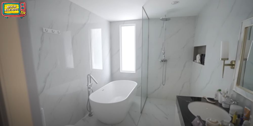 Biaya renovasi ditaksir Rp 20 M, 11 potret rumah Venna Melinda ini buka pintu langsung kolam renang