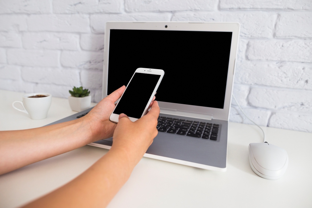 3 Cara mirroring layar iPhone ke Mac, anti ribet dan dijamin lancar