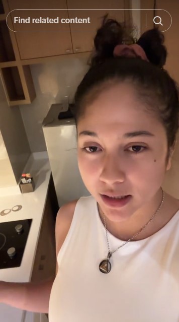 Segaris dengan ruang keluarga, 9 potret dapur Sitha Marino ini didesain compact meski full perabot