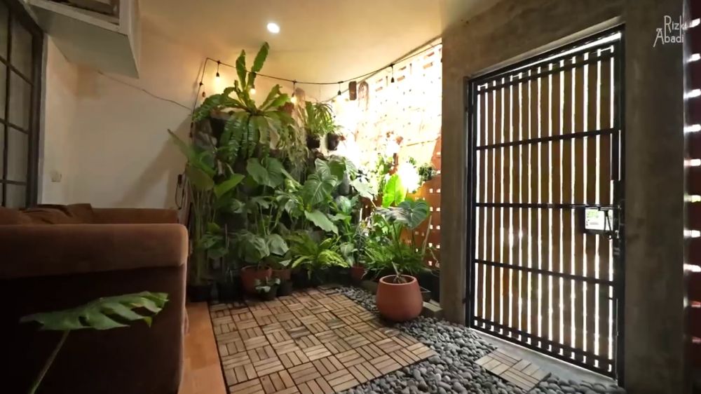 Tips bikin teras rumah bergaya tropis dengan ukuran 3x5 meter jadi lebih private, cocok buat introvert