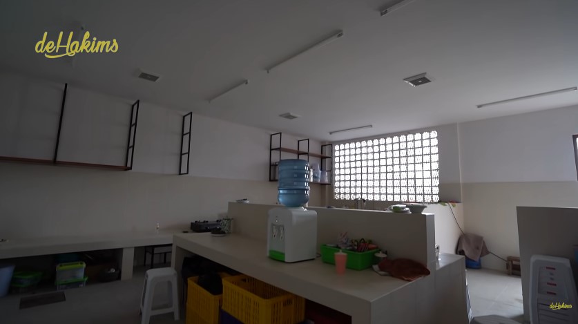 Kaya raya rumahnya di Jogja style etnik, 11 potret dapur kotor Soimah penuh perkakas tanpa kitchen set