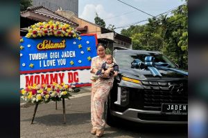 Rayakan anaknya tumbuh gigi, momen Denise Chariesta beri hadiah mobil seharga Rp 1 M ini tuai Sorotan