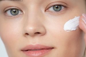 Tak perlu beli produk mahal, kombinasi krim jadul dan day cream viral ini bikin wajah cerah merata