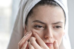 Tanpa beli scrub mahal, cewek ini unggah trik bersihkan pori wajah secara mendalam pakai 3 bahan dapur