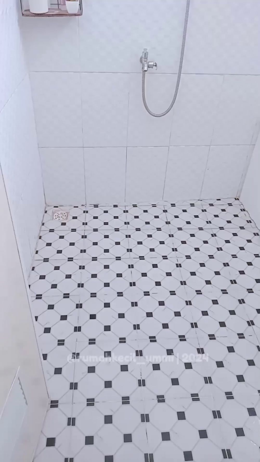 Trik bersihkan lantai kamar mandi berkerak kuning agar autokesat, bikin mandi jadi lebih nyaman