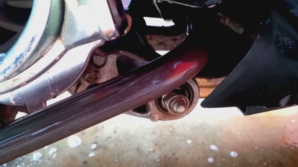 Tanpa amplas dan sitrun, bapak-bapak ini punya trik basmi karat di knalpot motor pakai 2 bahan dapur