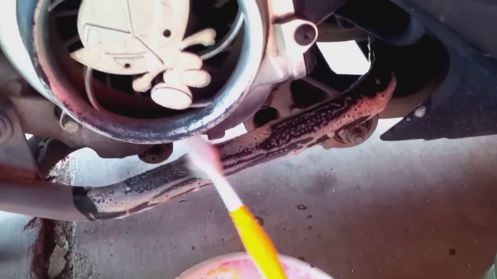 Tanpa amplas dan sitrun, bapak-bapak ini punya trik basmi karat di knalpot motor pakai 2 bahan dapur