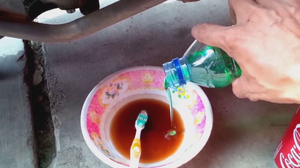 Tanpa amplas dan sitrun, bapak-bapak ini punya trik basmi karat di knalpot motor pakai 2 bahan dapur