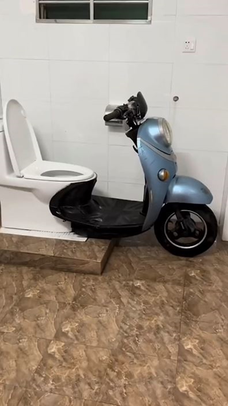 Lifehack nyeleneh desain 'toilet racing' ini bikin buang air serasa berkendara, pembalap pasti senang