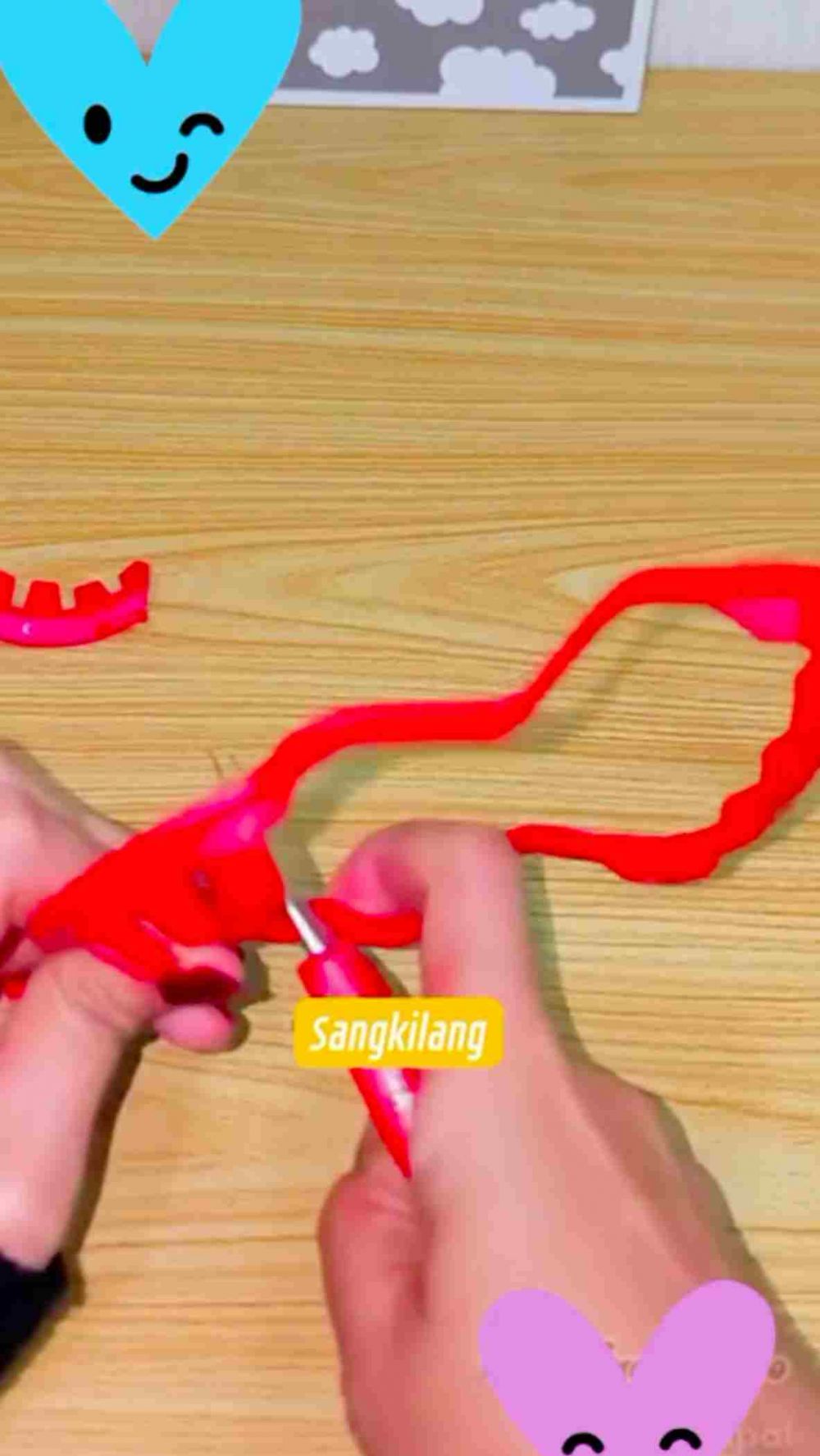 Aksi pria tunjukkan fungsi lain pegangan galon ini kreatif abis, hasilnya bisa bikin dapur tampak rapi