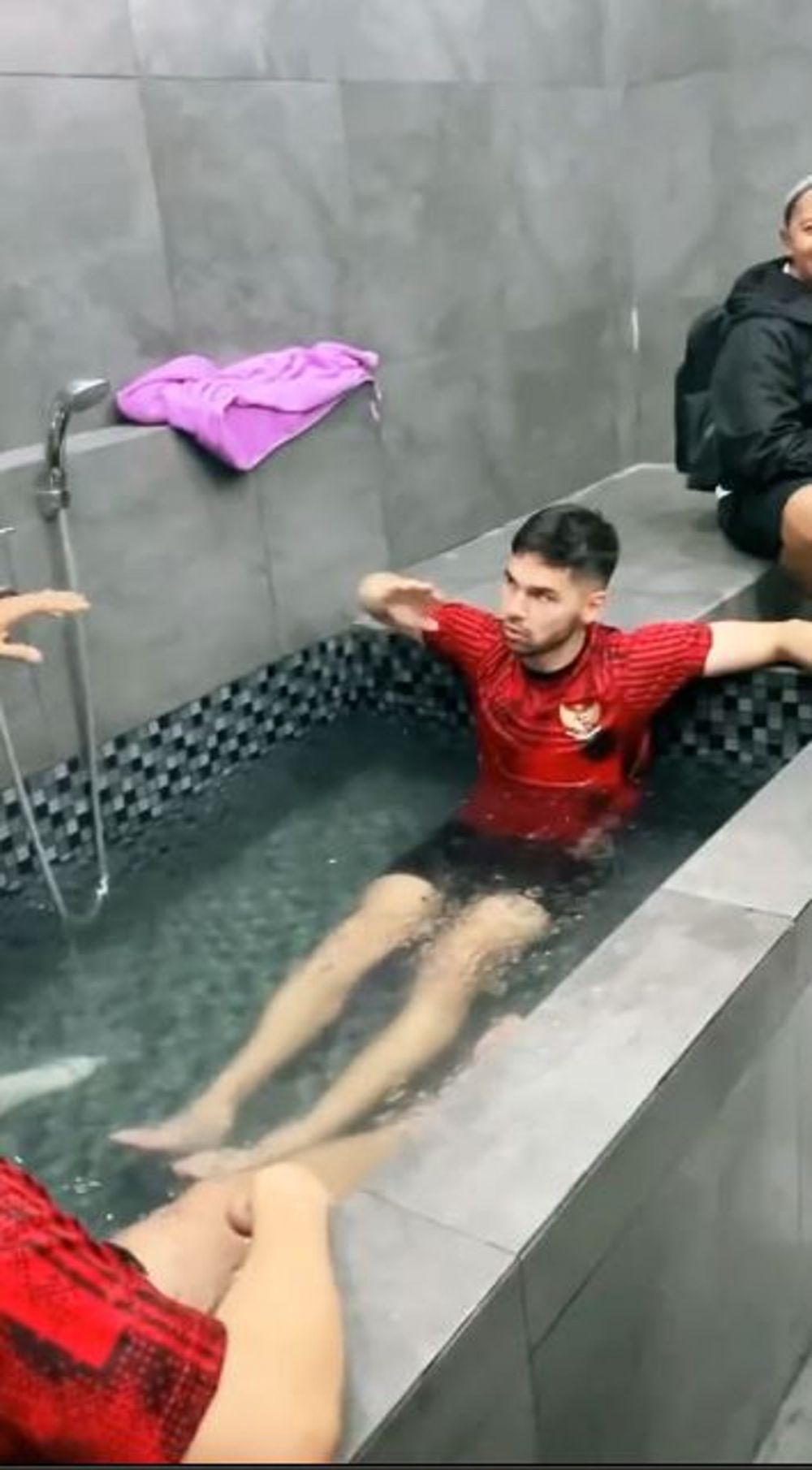 Momen pemain naturalisasi Timnas berendam air es sambil nyanyi Indonesia Raya ini bikin salut