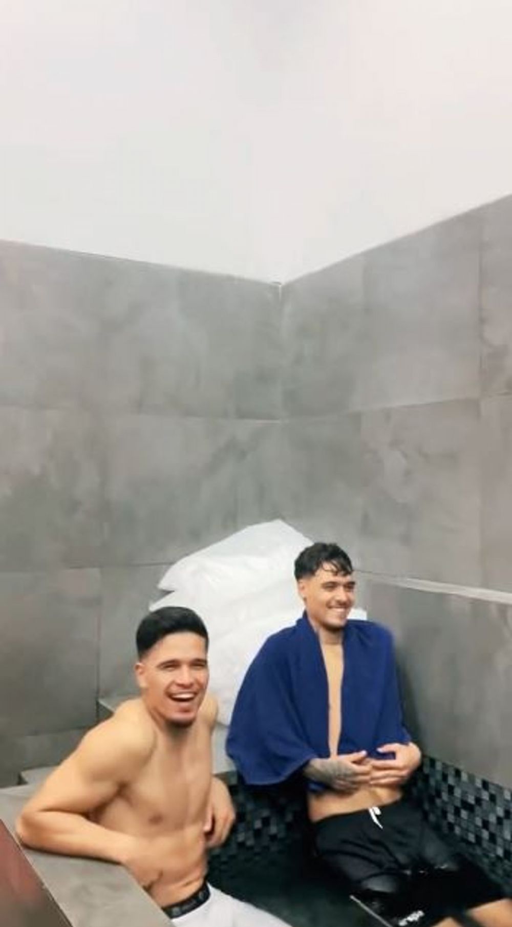 Momen pemain naturalisasi Timnas berendam air es sambil nyanyi Indonesia Raya ini bikin salut