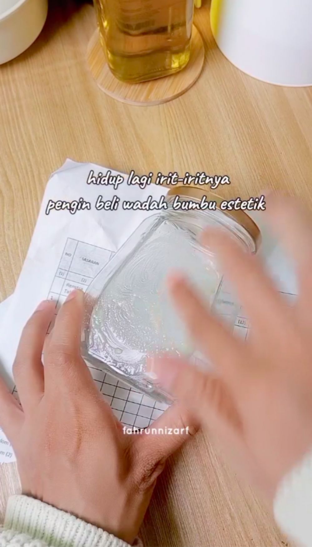 Bukan dioles minyak kayu putih, ini cara hilangkan bekas lem di toples pakai 2 bahan dapur