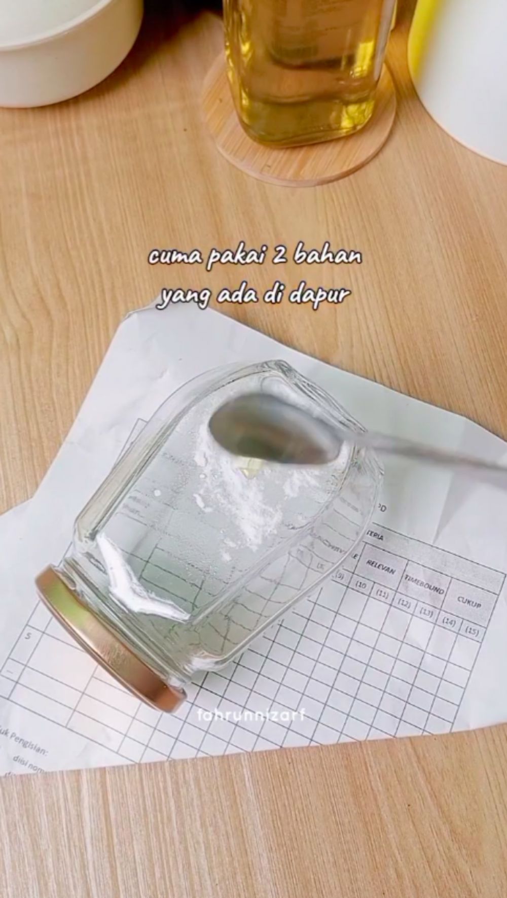 Bukan dioles minyak kayu putih, ini cara hilangkan bekas lem di toples pakai 2 bahan dapur