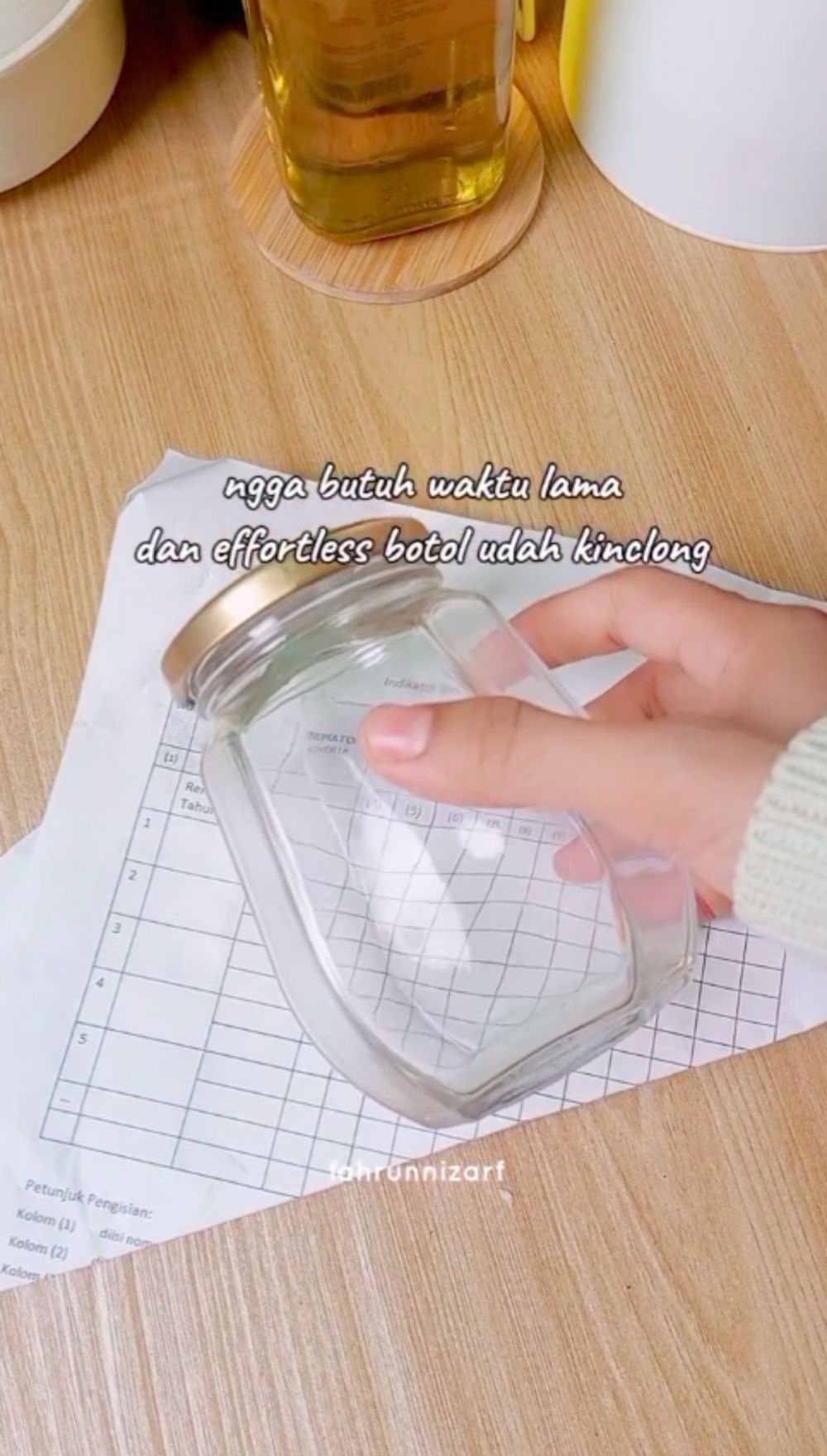 Bukan dioles minyak kayu putih, ini cara hilangkan bekas lem di toples pakai 2 bahan dapur