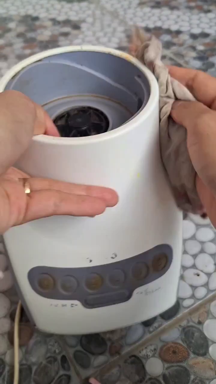 Tanpa digosok sabun, ini trik bersihkan bagian luar blender kusam agar kinclong pakai 1 bahan dapur