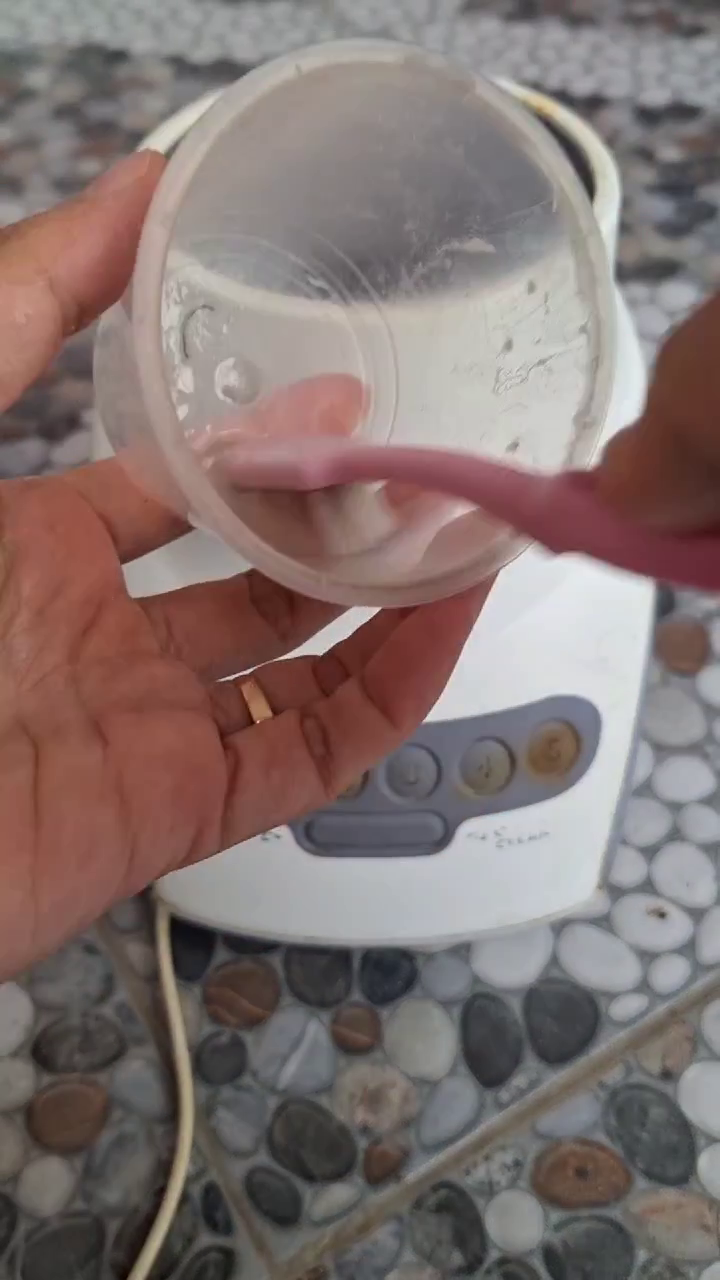 Tanpa digosok sabun, ini trik bersihkan bagian luar blender kusam agar kinclong pakai 1 bahan dapur