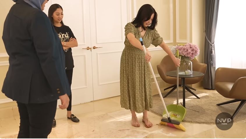 11 Momen Nikita Willy pertama kali belajar nyapu dan setrika, reaksi polosnya bikin ngakak