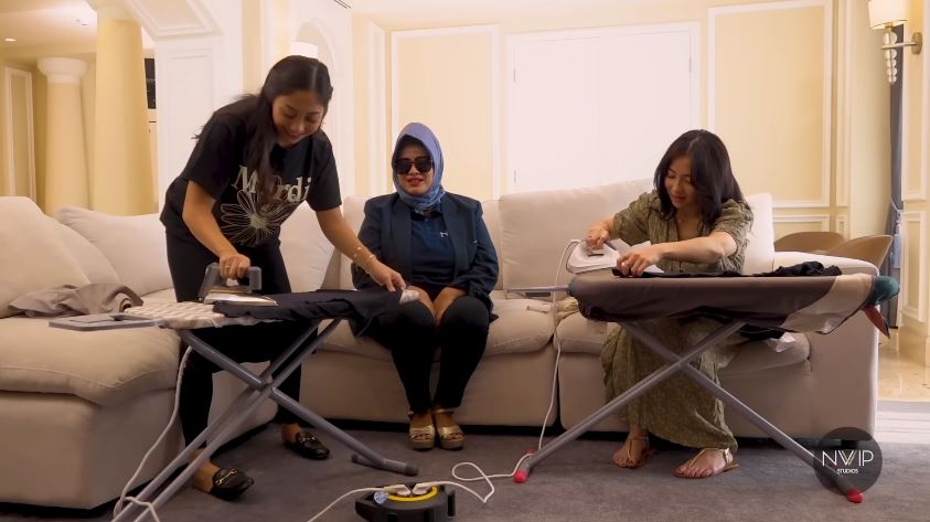 11 Momen Nikita Willy pertama kali belajar nyapu dan setrika, reaksi polosnya bikin ngakak