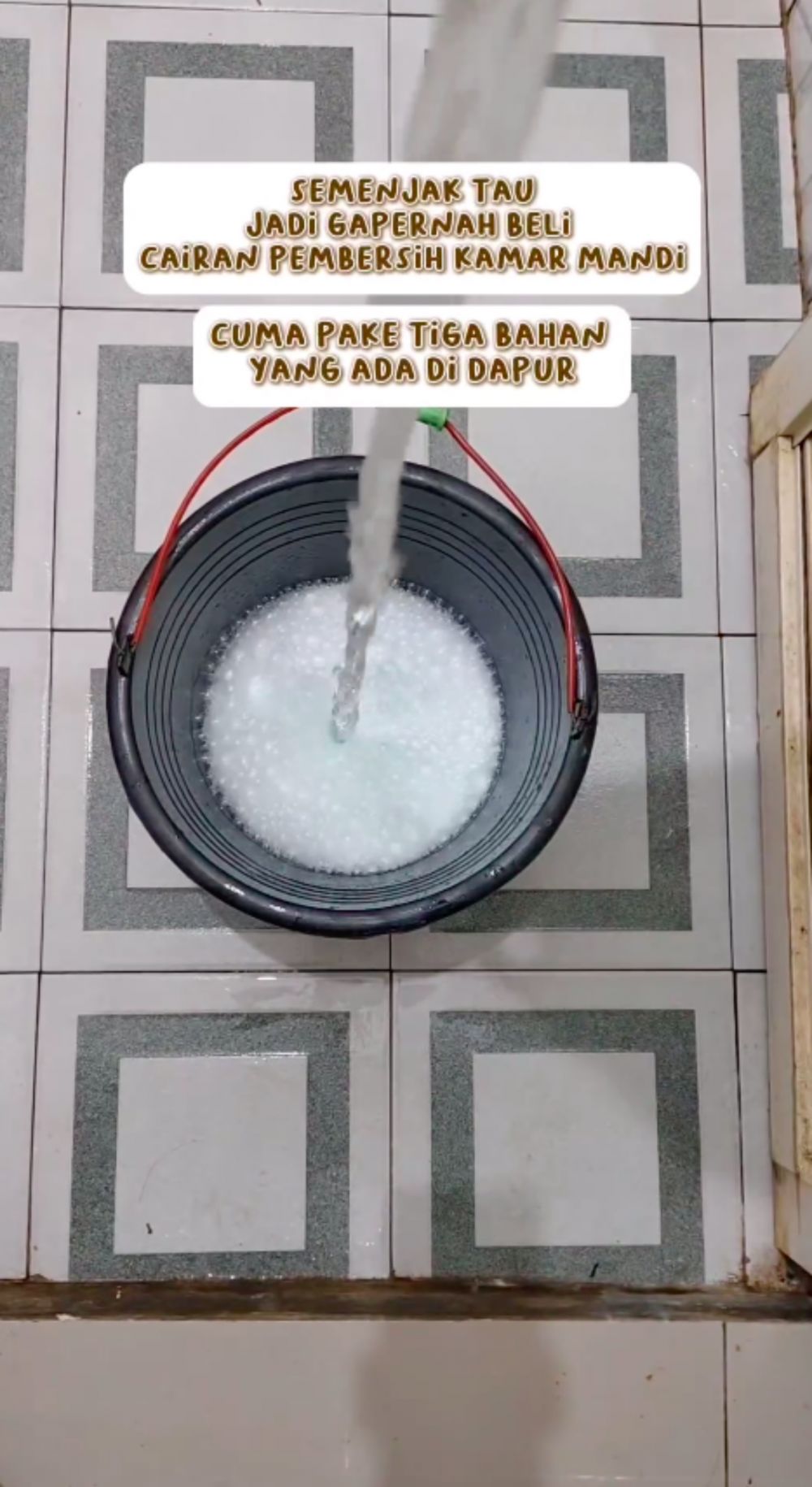 Cara ampuh bersihkan kerak kekuningan di permukaan lantai kamar mandi, hasilnya kinclong dan kesat