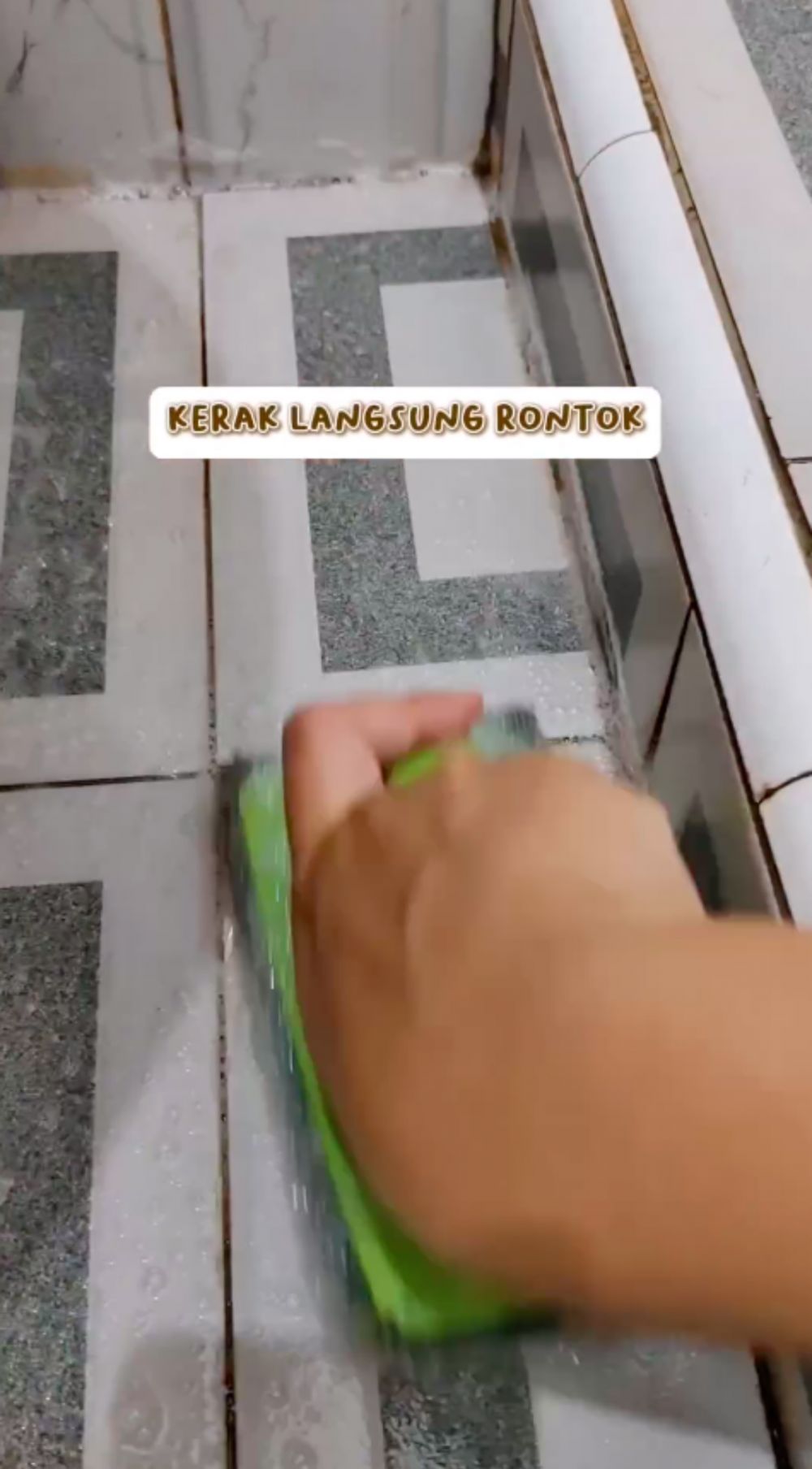 Cara ampuh bersihkan kerak kekuningan di permukaan lantai kamar mandi, hasilnya kinclong dan kesat