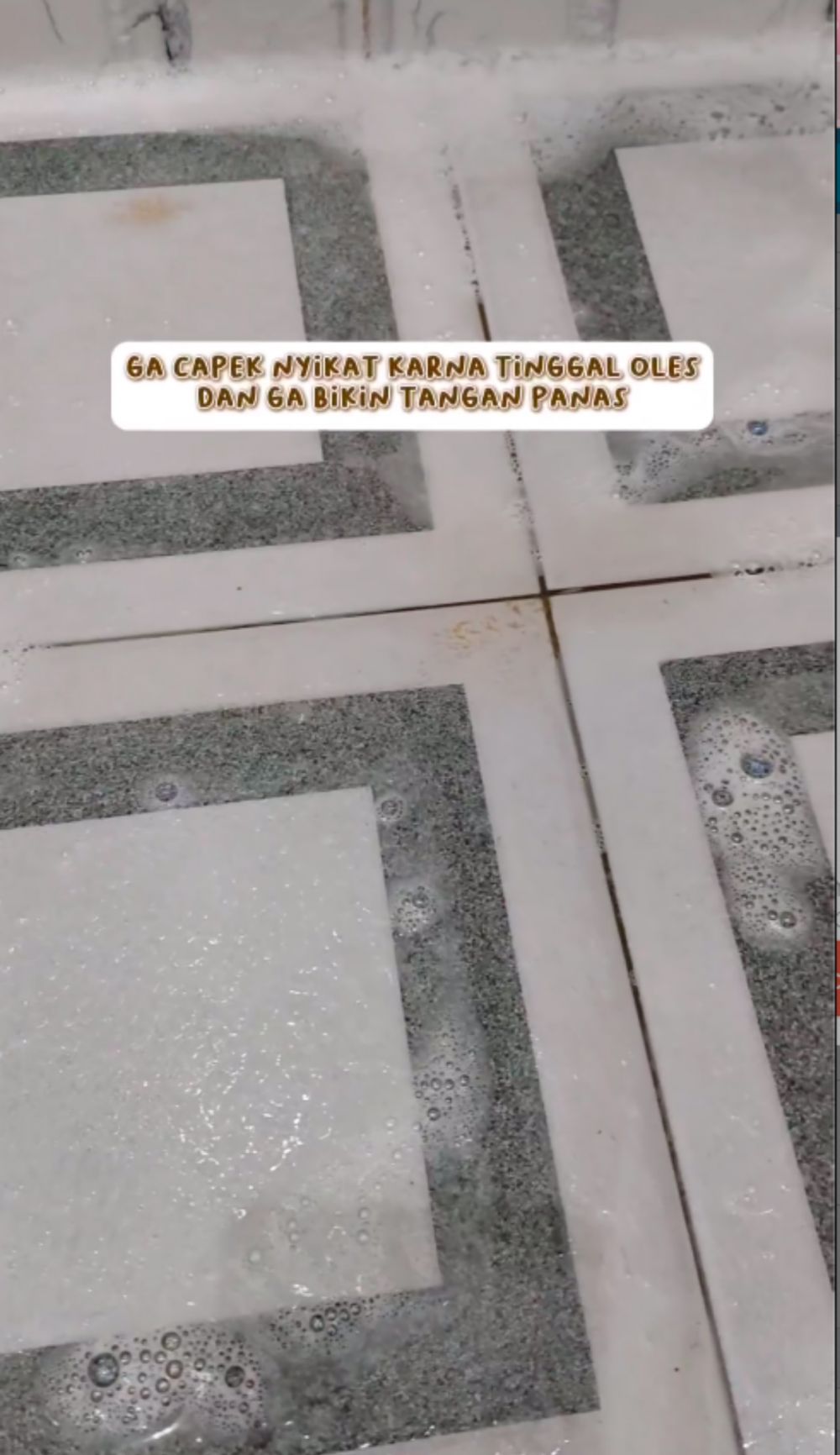 Cara ampuh bersihkan kerak kekuningan di permukaan lantai kamar mandi, hasilnya kinclong dan kesat