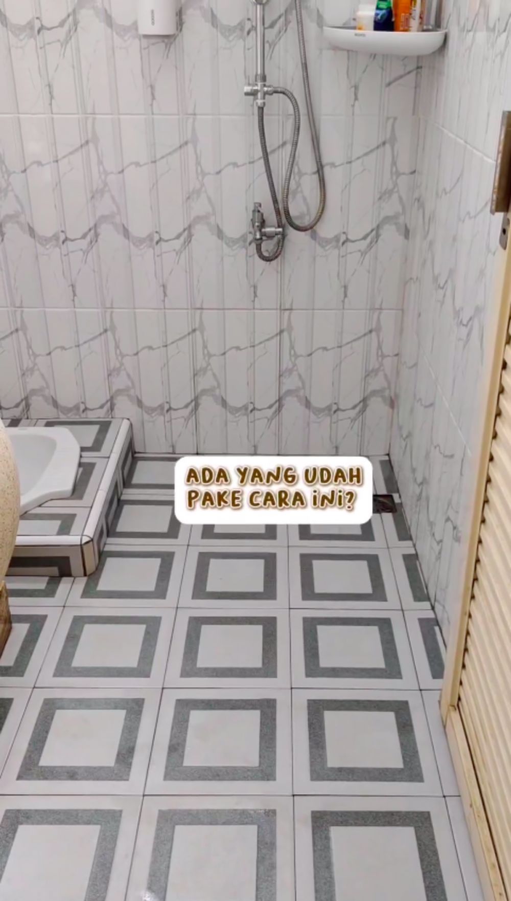 Cara ampuh bersihkan kerak kekuningan di permukaan lantai kamar mandi, hasilnya kinclong dan kesat