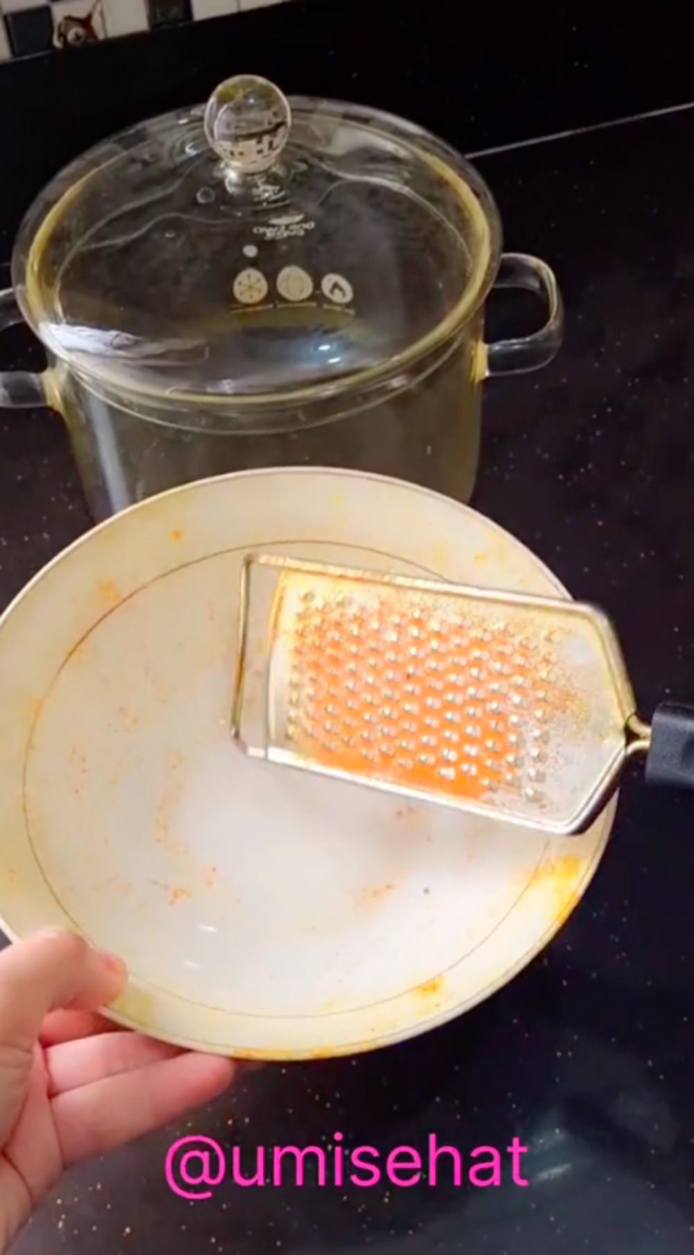 Bukan digosok baking soda, ini trik hilangkan noda kunyit di parutan cuma andalkan 1 bahan sederhana