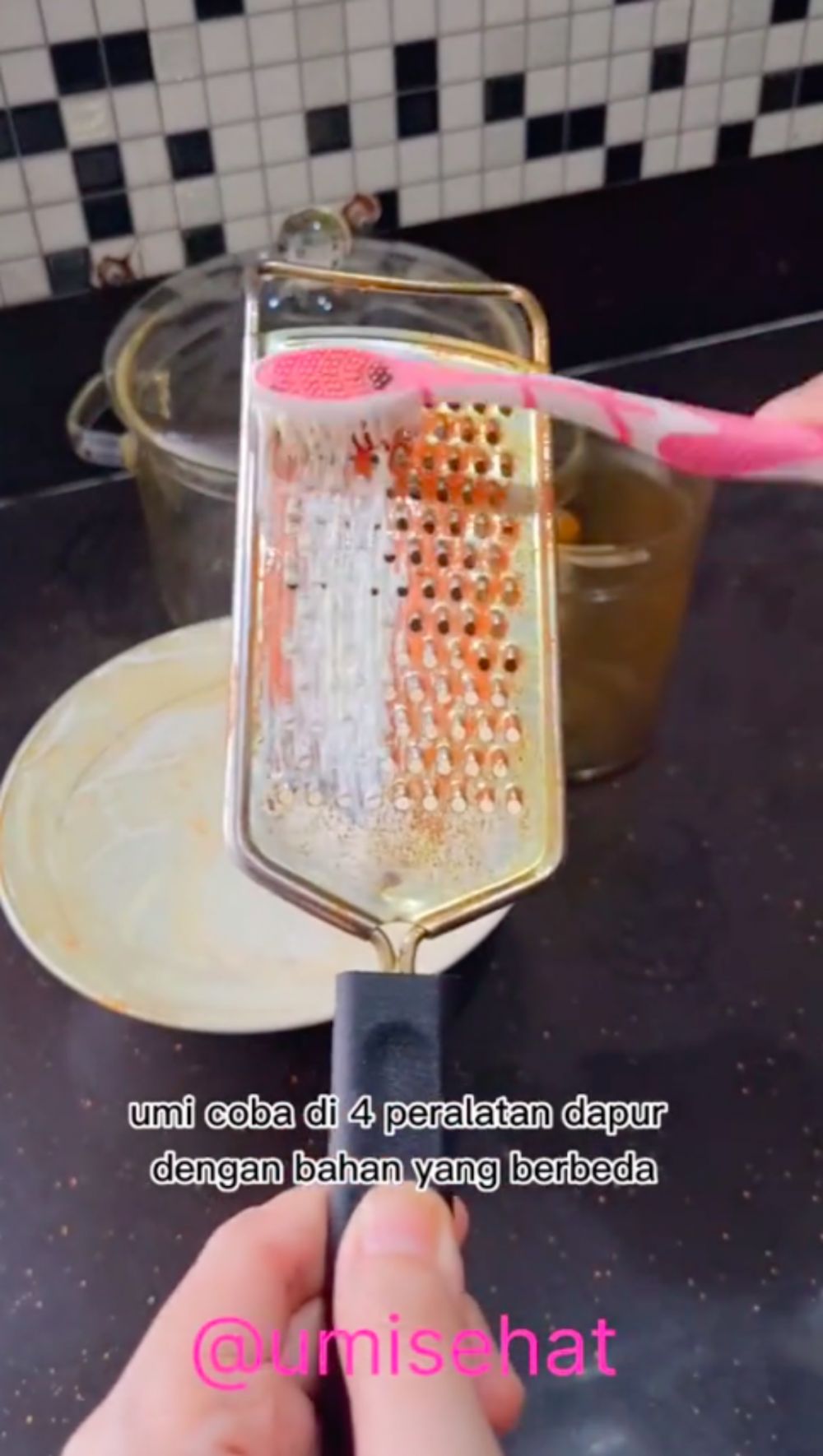 Bukan digosok baking soda, ini trik hilangkan noda kunyit di parutan cuma andalkan 1 bahan sederhana