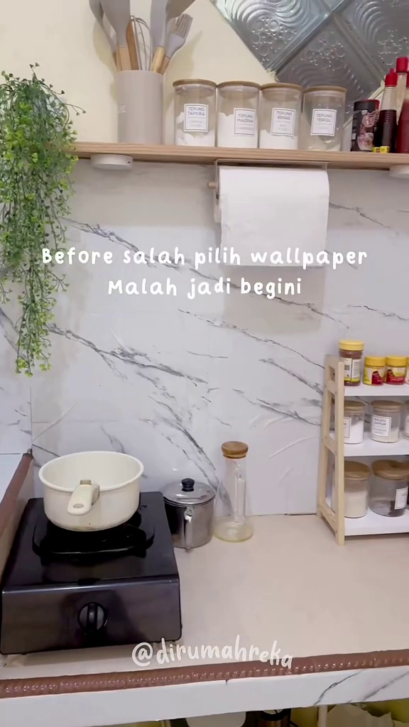 Jangan gunakan wallpaper tipis, ini 8 cara makeover dinding dapur tak rata modal di bawah Rp100 ribu
