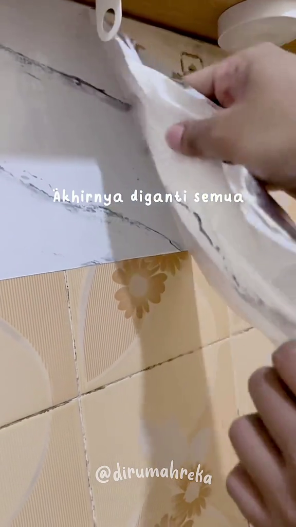 Jangan gunakan wallpaper tipis, ini 8 cara makeover dinding dapur tak rata modal di bawah Rp100 ribu
