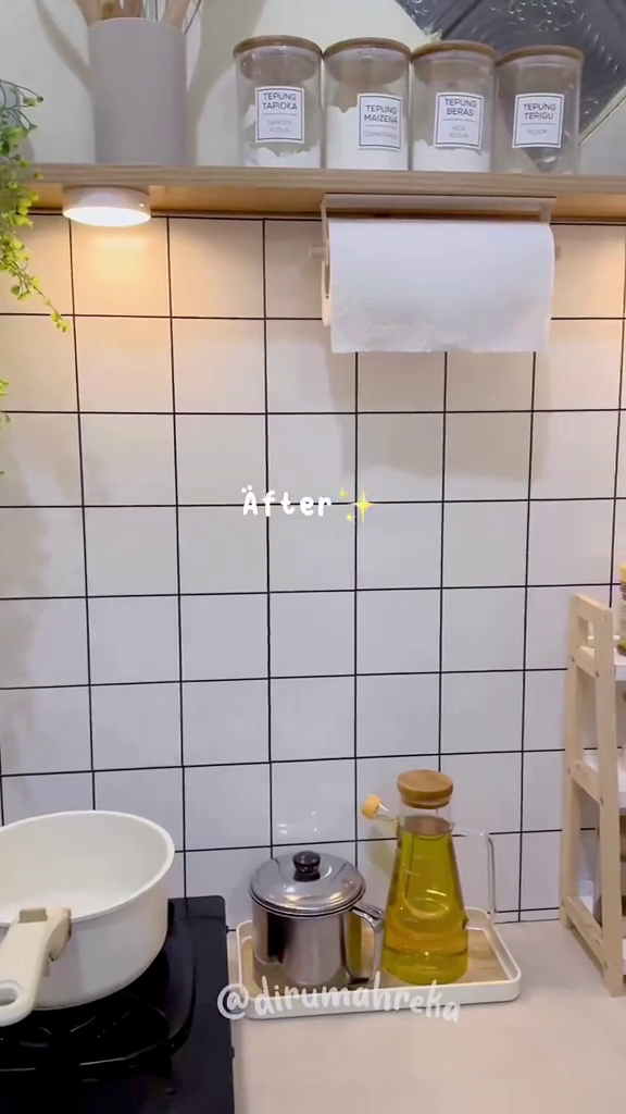 Jangan gunakan wallpaper tipis, ini 8 cara makeover dinding dapur tak rata modal di bawah Rp100 ribu