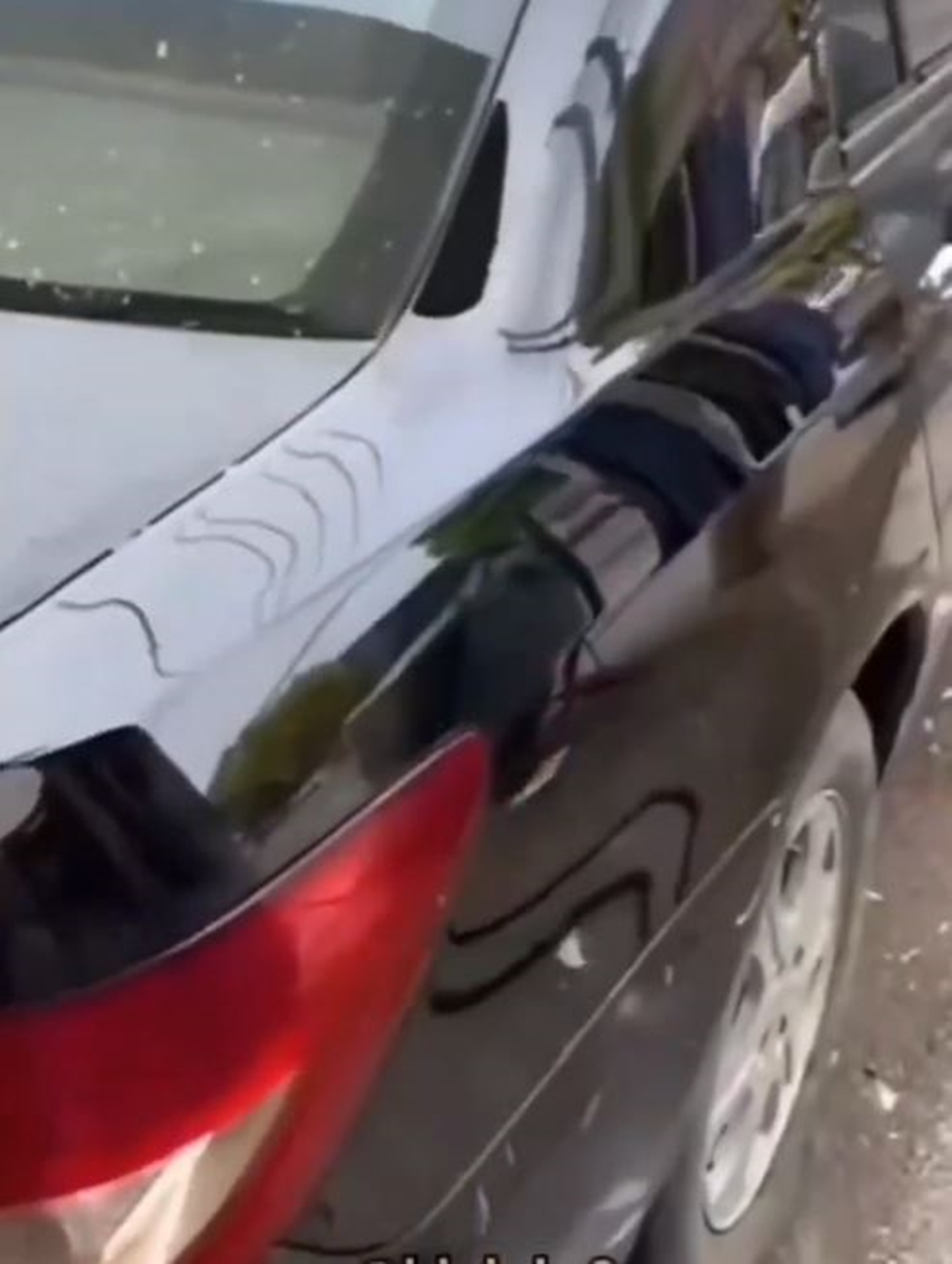 Lifehack nyeleneh cara tambal bodi mobil yang rusak ini ngawur pol, kuli bangunan pasti nggak setuju