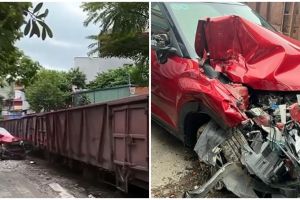 Detik-detik mobil tertabrak kereta barang akibat parkir sembarangan di rel, begini kronologinya