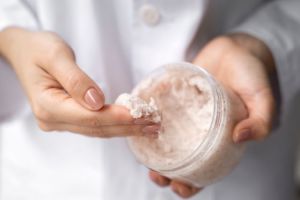 Tanpa beli scrub mahal, kombinasi body wash dan 2 bahan alami ini bikin kulit bebas kusam dan belang