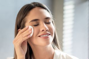 Selain Garnier, ini 7 micellar water brand lokal yang bantu bersihkan makeup secara maksimal