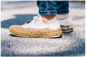Bukan baking soda, ini trik hilangkan noda kuning di sepatu agar kinclong pakai 1 bahan dapur