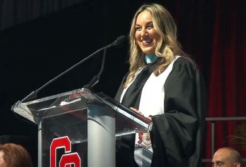 Satu kelas isinya 14 pasang orang kembar, momen kelulusan pelajar SMA ini langka banget