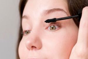 Tanpa perlu dihapus, TikToker ini bagikan trik atasi maskara menggumpal dengan 1 produk skincare